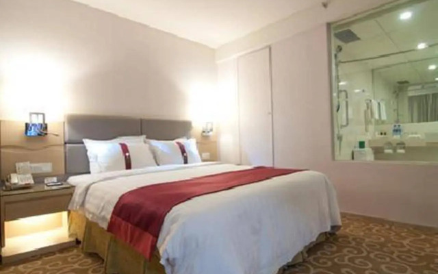 Holiday Inn Riverside Wuhan by IHG