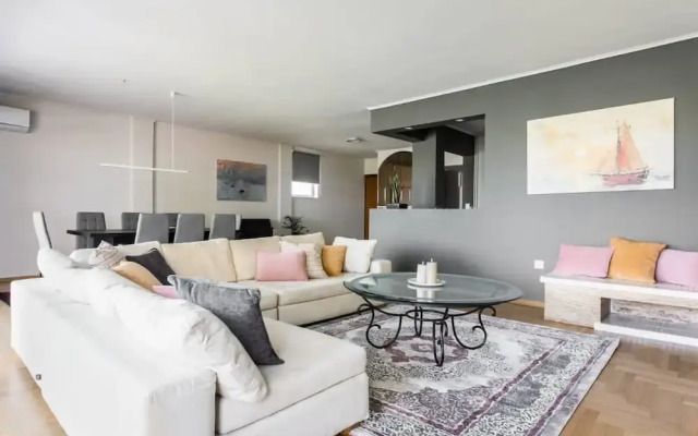 Spacious and Sunlit Seaside Flat