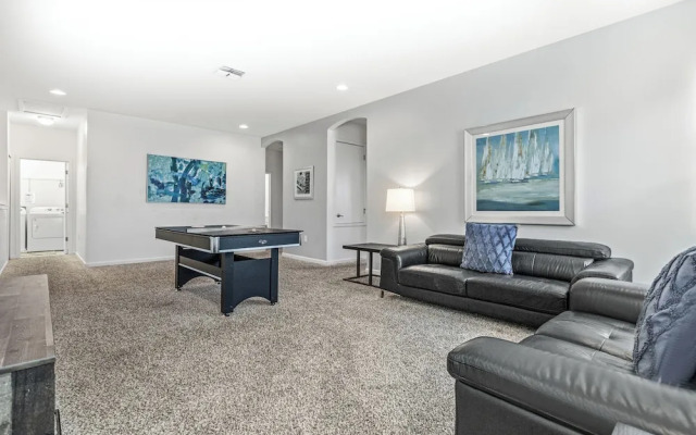 UpstaySpaciousHomePoolHotTubSleeps27