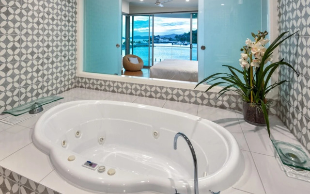 Pavillions 25 Penthouse with Marina View