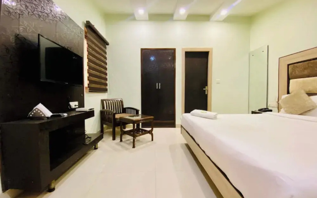 Hotel November, At Zirakpur Bus Stand