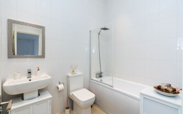 Modern 3BD House Near Heathrow and Tube Station