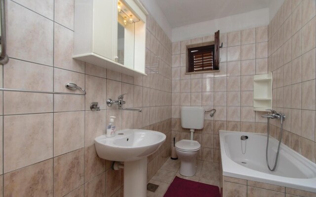 Awesome Home in Racisce With Wifi and 4 Bedrooms