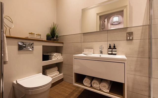 Beautiful Three Bedroom Georgian Home in Edinburgh