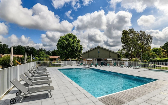 Secluded Chalet in Hourtin With Swimming Pool