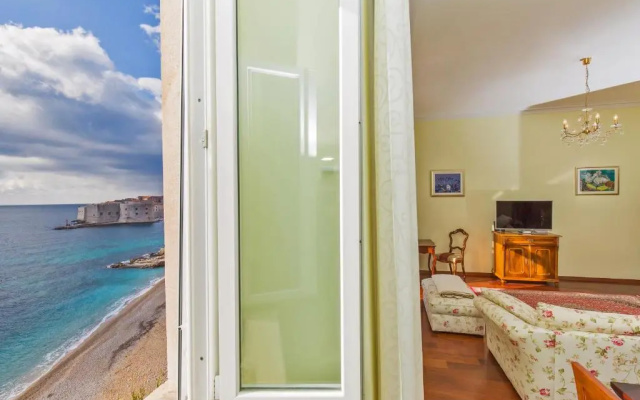 Luxury Seafront Apartment Banje