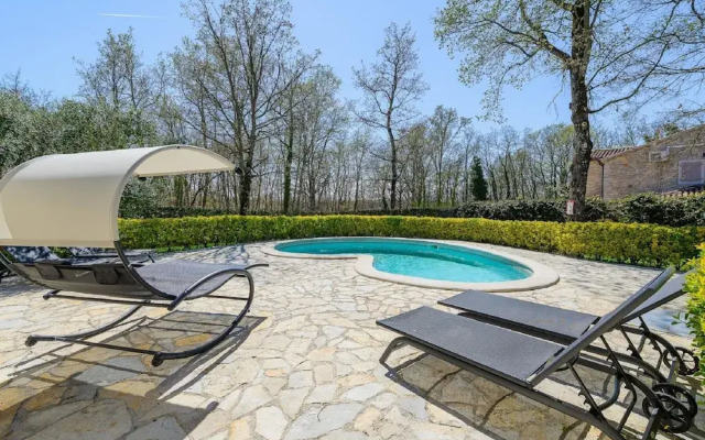 Beautiful Stone Villa in Tinjan With Swimming Pool
