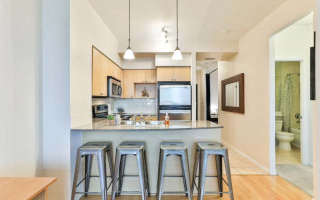 Vibrant Urban Condo 2Bed 2Bath