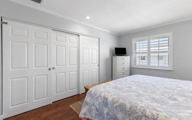 Colony Beach Club 204