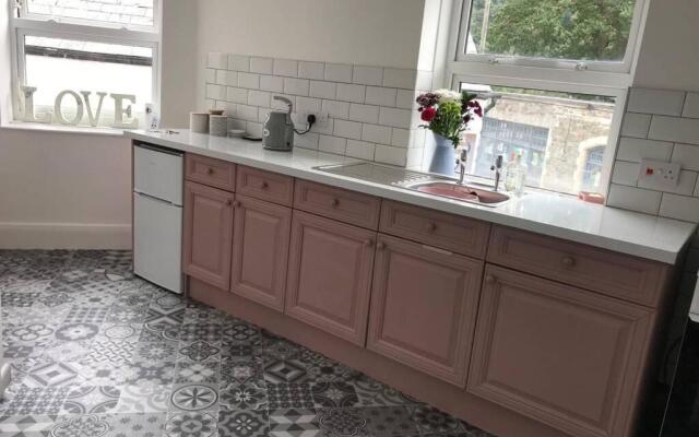 Beautiful newly refurbished 2 bed flat in devon