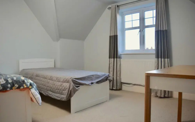 3 Bedroom Home In The Heart Of Wimbledon