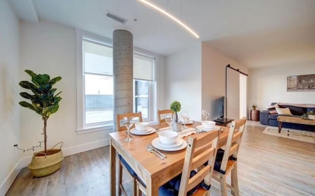 Stylish Modern Condo w Parking Location Coffee