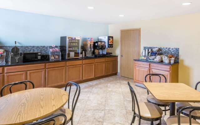 Super 8 by Wyndham Wichita Airport