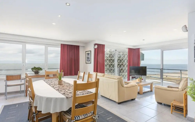 Apartment With Frontal Sea-views