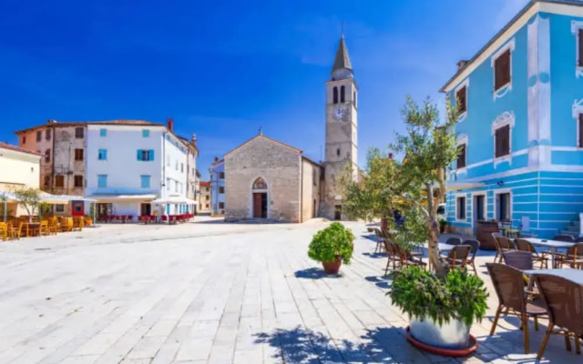 Spacious Flat With Pool Just 300m From the Beach