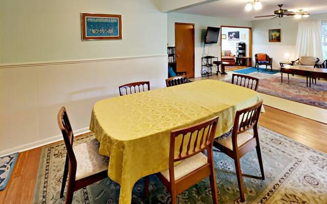 3BR 2BA Brentwood Home by RedAwning