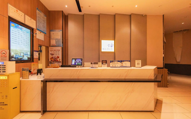 Huayi City Hotel (Wuhan Wujia Shandong Wudao Light Rail Station)