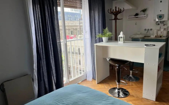 Monoambiente muy luminoso 2 cuadras Plaza de Mayo.