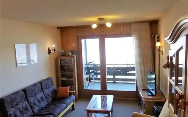 Apartment With Balcony and Mountains