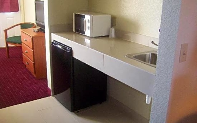 Mackinaw Beach & Bay Inn & Suites