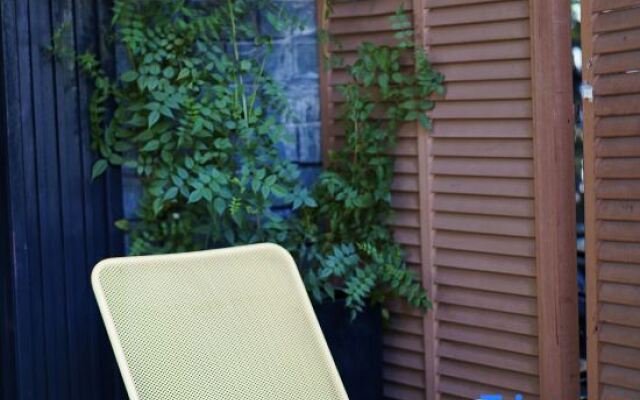 Mrs＇ X Coffee Hotel