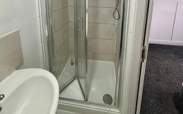 1 Room Ensuite Flat - Sleeps 2 With Sky Full Fibre