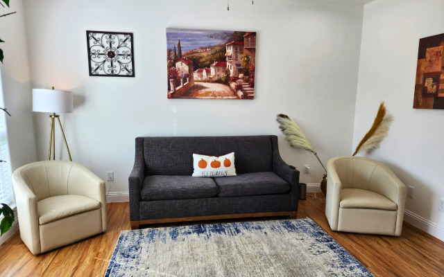 Modern 3 Bedroom Retreat in Pearland