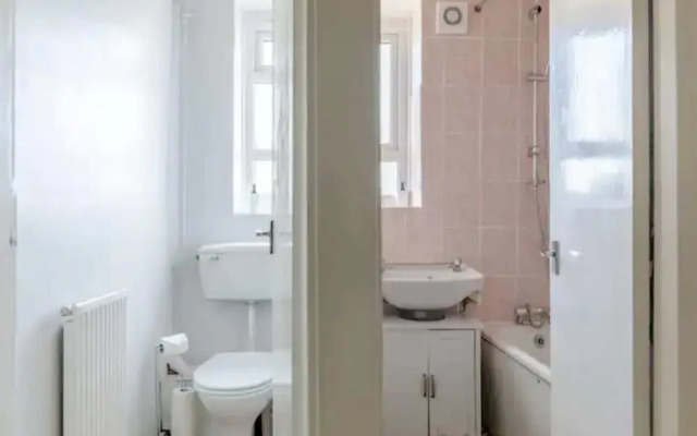 Cosy 4BD Flat W/private Balcony - Nine Elms!
