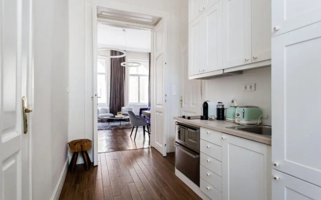 Opera Apartment with Garage, 2BR & 2BTH, AC