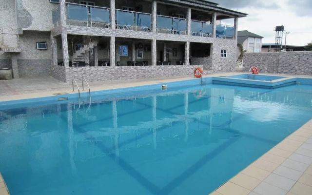 Harvesters' Hotel And Suites