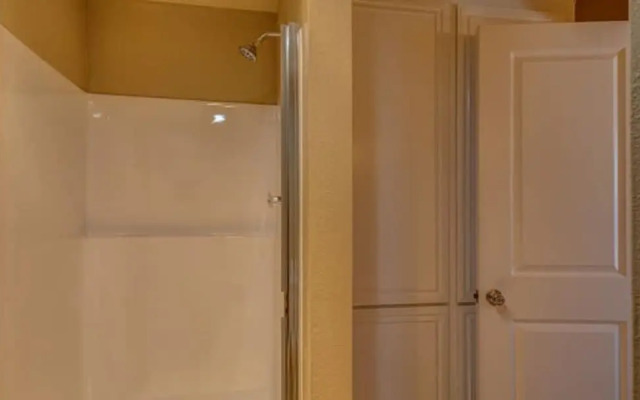 Stylish Condo With Golf Course Views