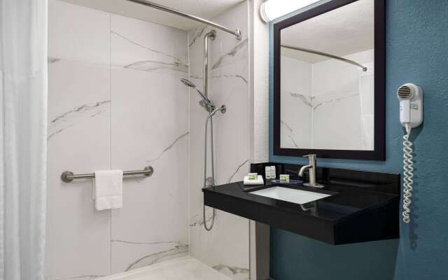 La Quinta Inn by Wyndham Victoria