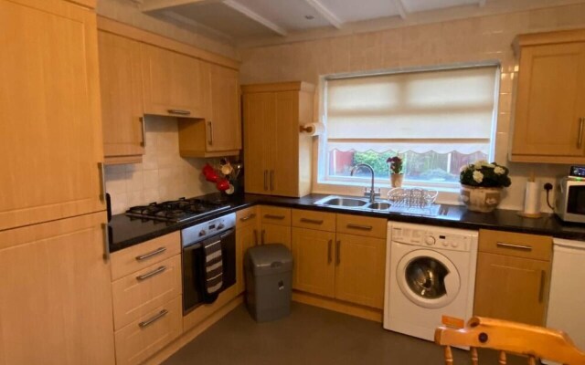 Quiet Secluded two Bedroom Bungalow With Parking