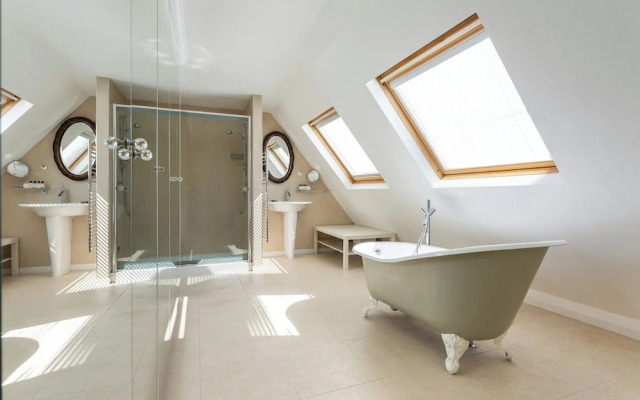 Somerset Square by Onefinestay