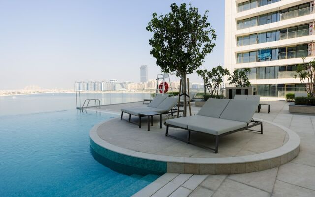 Luxurious Waterfront 1BR with Sea Views
