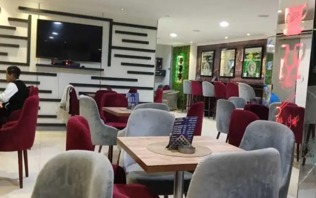 Falcon pyramids inn
