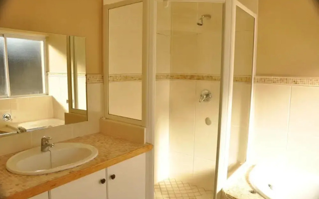 Blueline Guesthouse- FREE WiFi & PARKING