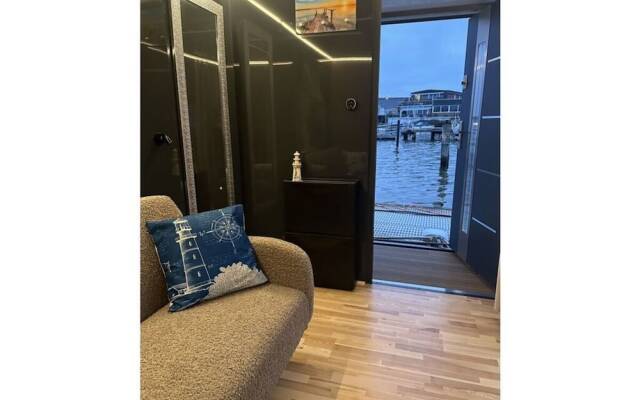 Premium Houseboat Blue Lagoon