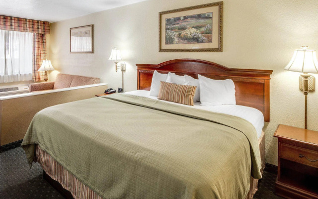 Econo Lodge Inn & Suites Eagle Pass