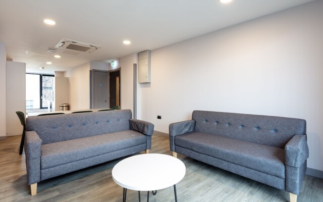 Coleman Court Summer Apartments