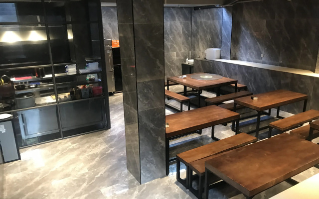 Yintan Zeyinju Hotel