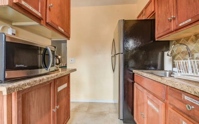 Modern Townhouse w/ Pool Table by Cozysuites