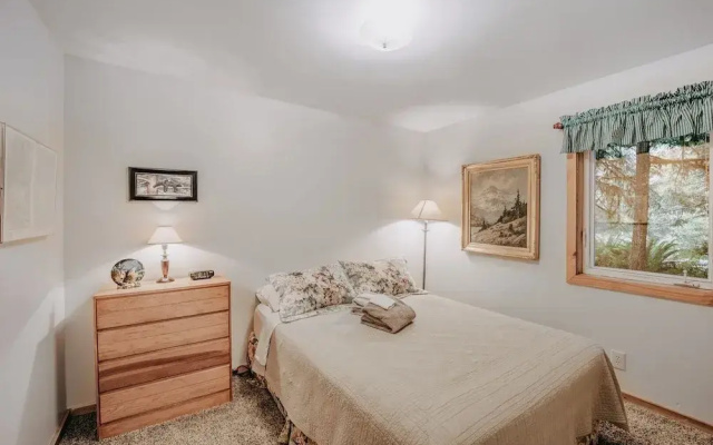 32mbr - Bbq - Pets Ok - Wood Stove - Sleeps 7 3 Bedroom Home by RedAwning