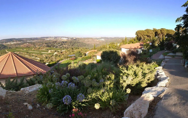 Shoresh Green Hills Family Suites Hotel