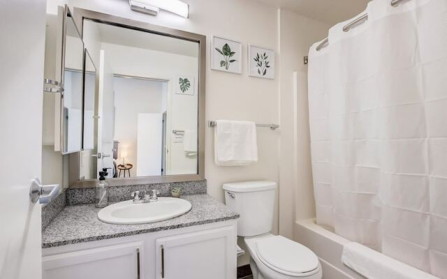 TWO CozySuites Apt w Skybridge Access 4
