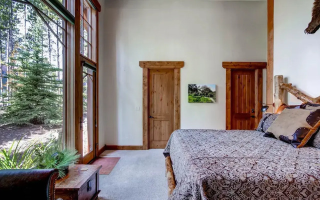 Hatari Lodge 5 Bedroom Home by RedAwning