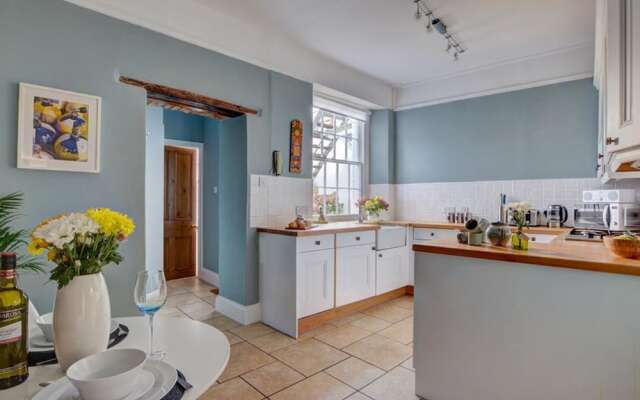 Delightful Holiday Home in Appledore With Garden