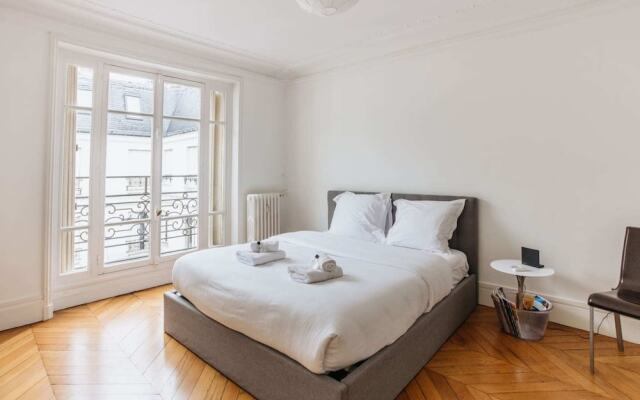 Beautiful apartment for 6 pax Near Eiffel Tower by GuestReady