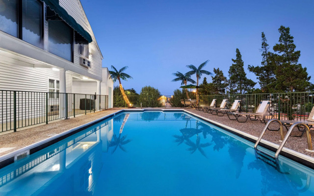 Super 8 by Wyndham Branson / Shepherd of the Hills Exwy