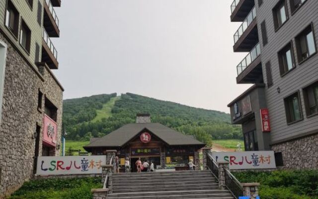 Xueren Nuandeng Apartment